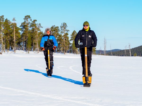 Elektrisches Schneescootern und Rodeln in Saariselkä